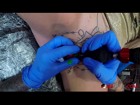 ❤️ Ekstrèmman tatoue hottie Sully Savage te fè yon tatoo sou klitoris li ❤️❌ Sèks nan nou % ht.hdpornpics.ru% ❌️